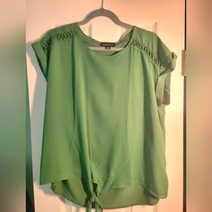 Green flowy top Size L.